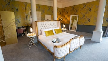 Suite, 1 kingsize bed, uitzicht op tuin | 1 slaapkamer, een kluis op de kamer, individueel gedecoreerd, een bureau