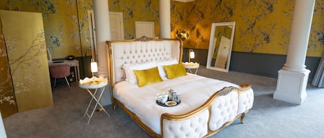 Suite, 1 King-Bett, Gartenblick | 1 Schlafzimmer, Zimmersafe, individuell dekoriert, Schreibtisch