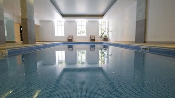 Kolam renang indoor