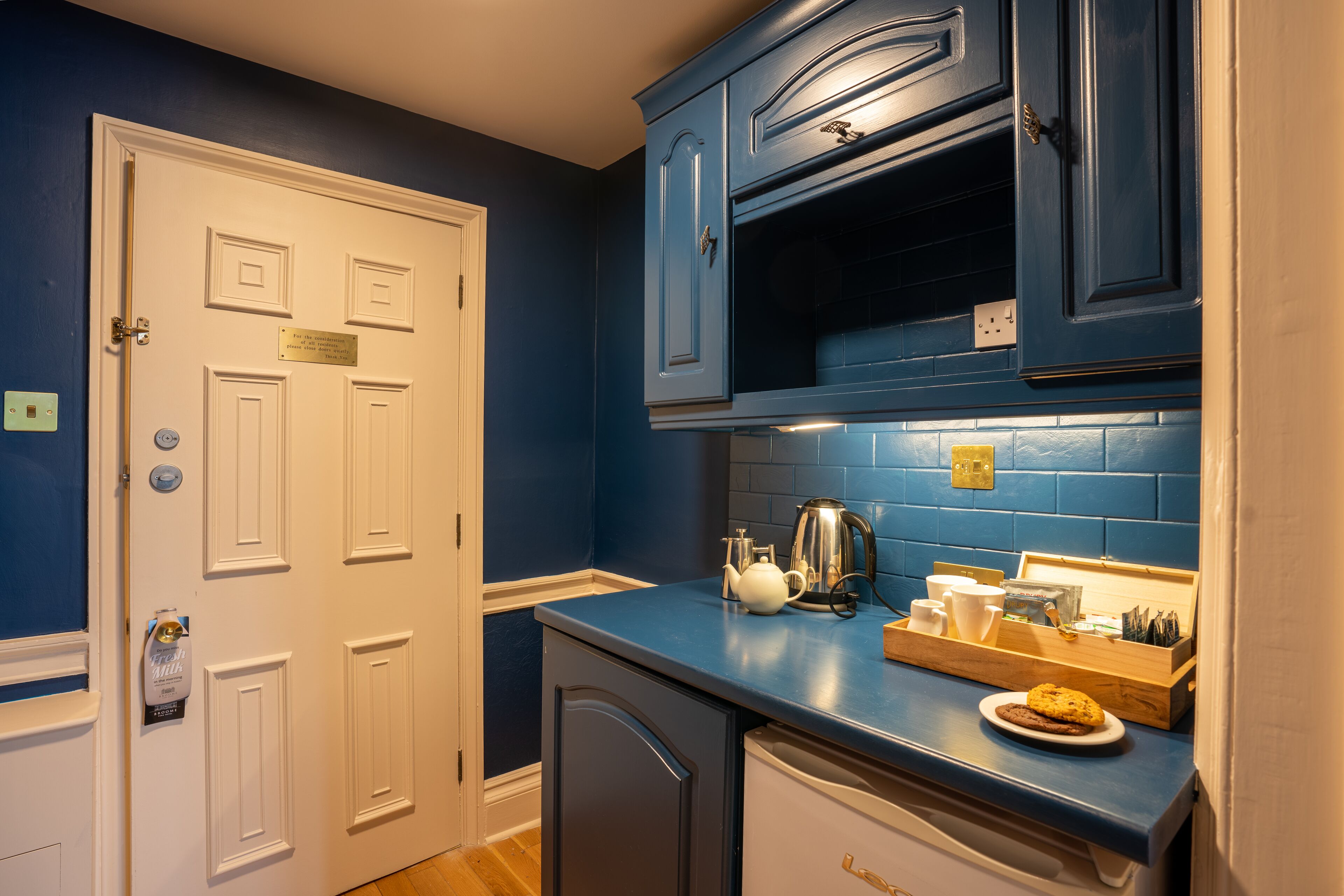 junior studio suite | living area | flat-screen tv