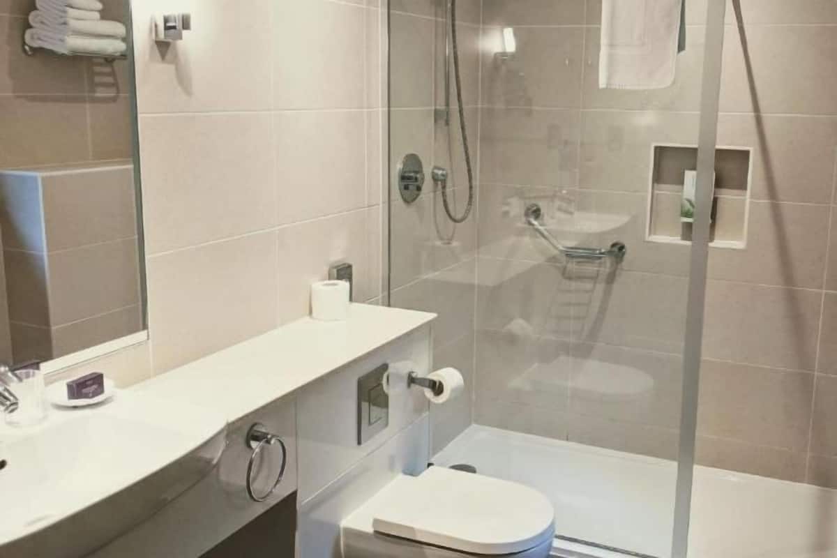 Articles de toilette gratuits, sèche-cheveux, serviettes fournies
