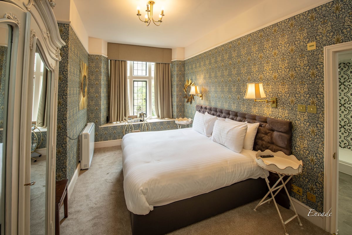 1 bedroom, in-room safe, individually decorated, desk