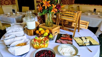 Daily cooked-to-order breakfast (GBP 14.95 per person)