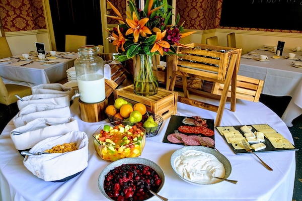 Daily cooked-to-order breakfast (GBP 14.95 per person)