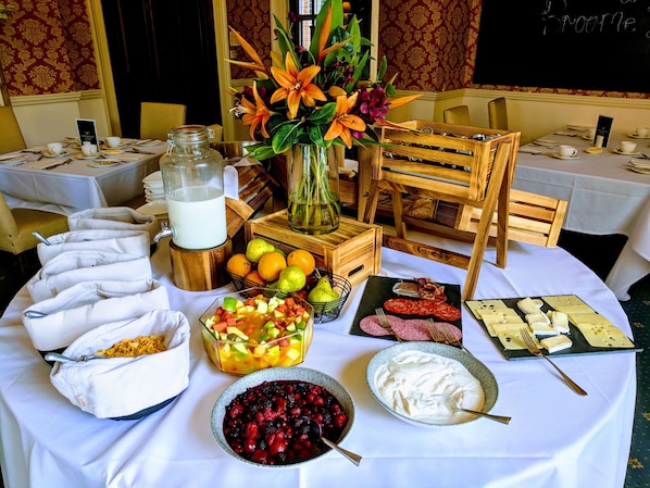Daily cooked-to-order breakfast (GBP 14.95 per person)