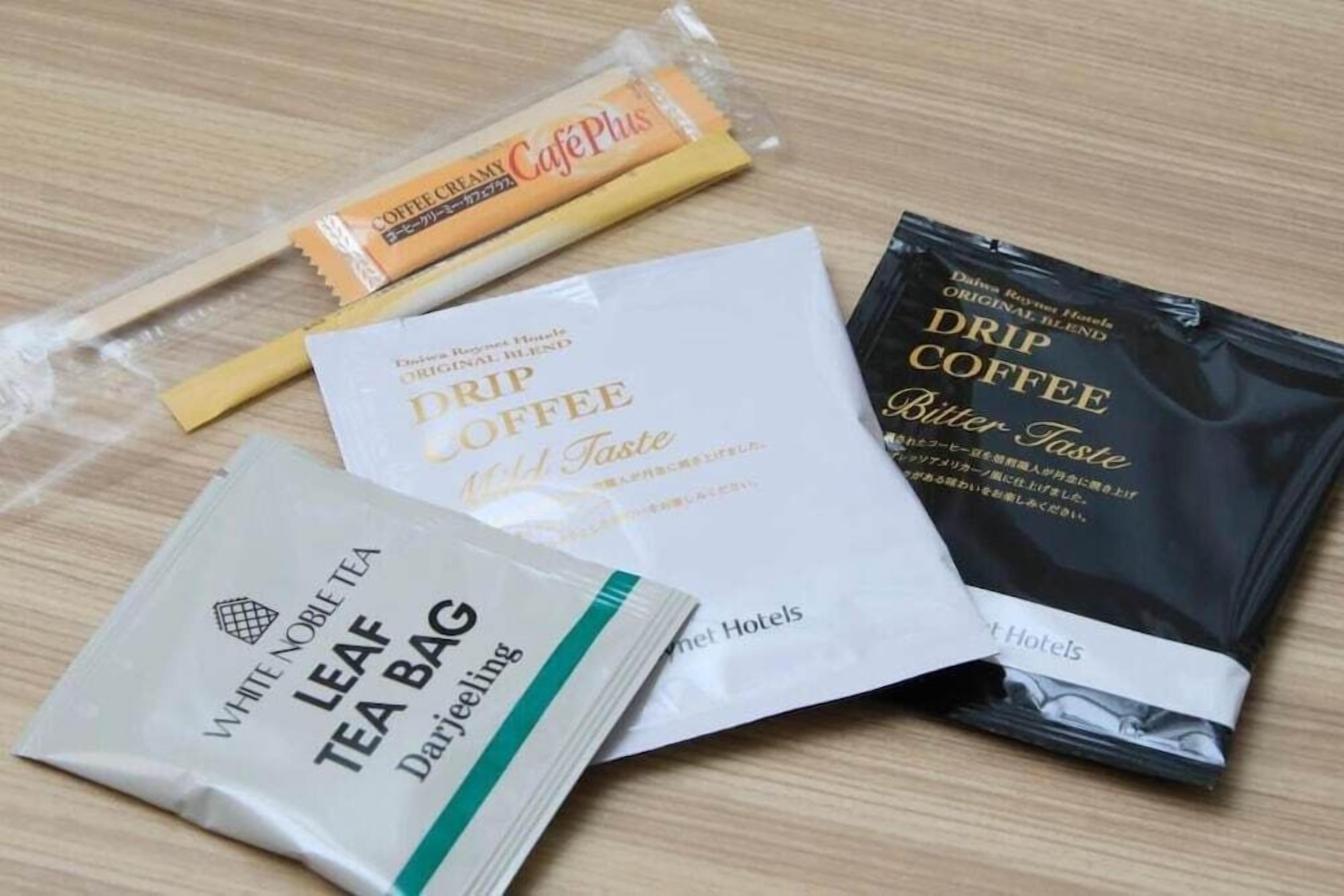 combined shower/bathtub, hair dryer, slippers, bidet