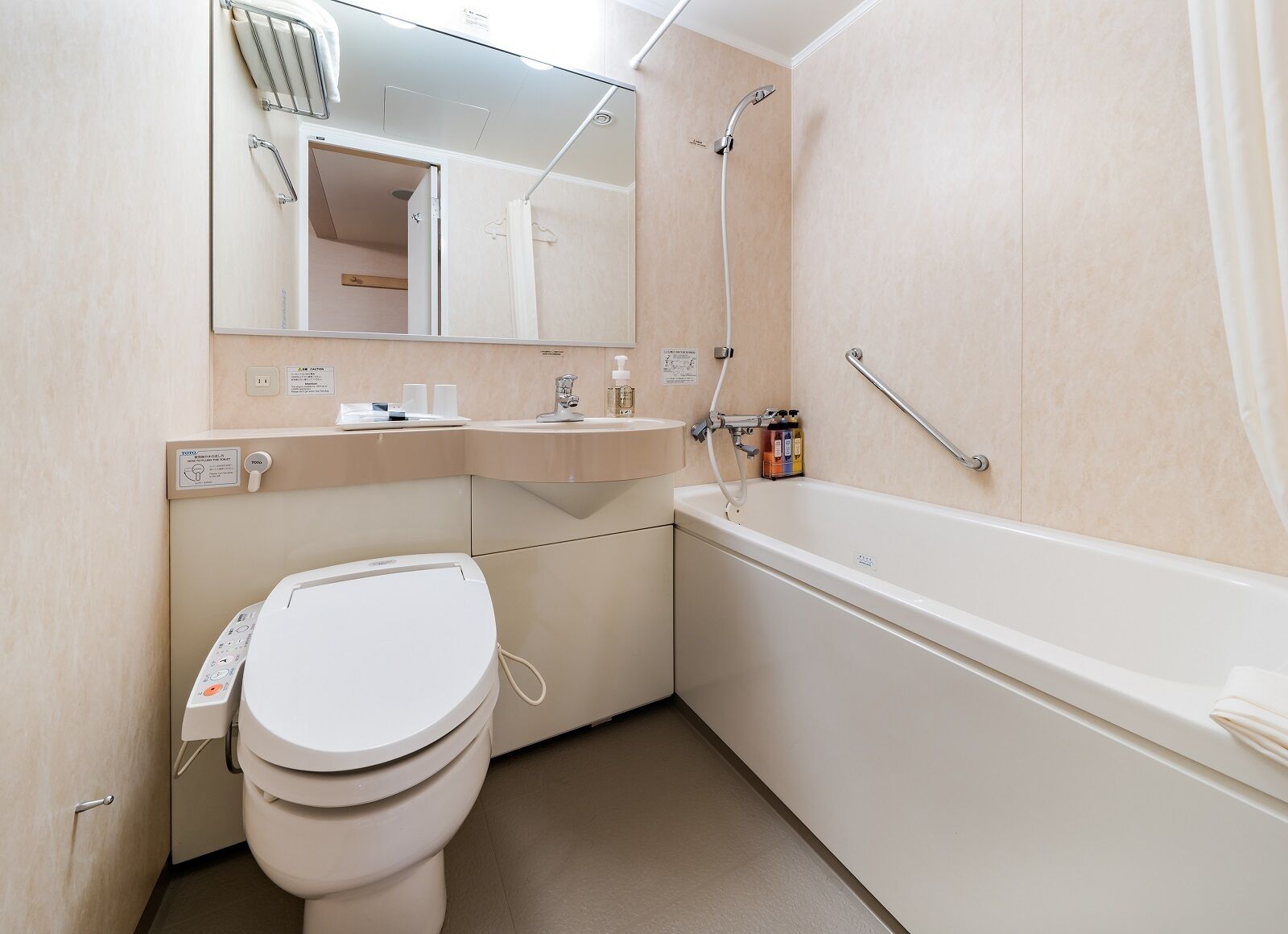 combined shower/bathtub, hair dryer, slippers, bidet