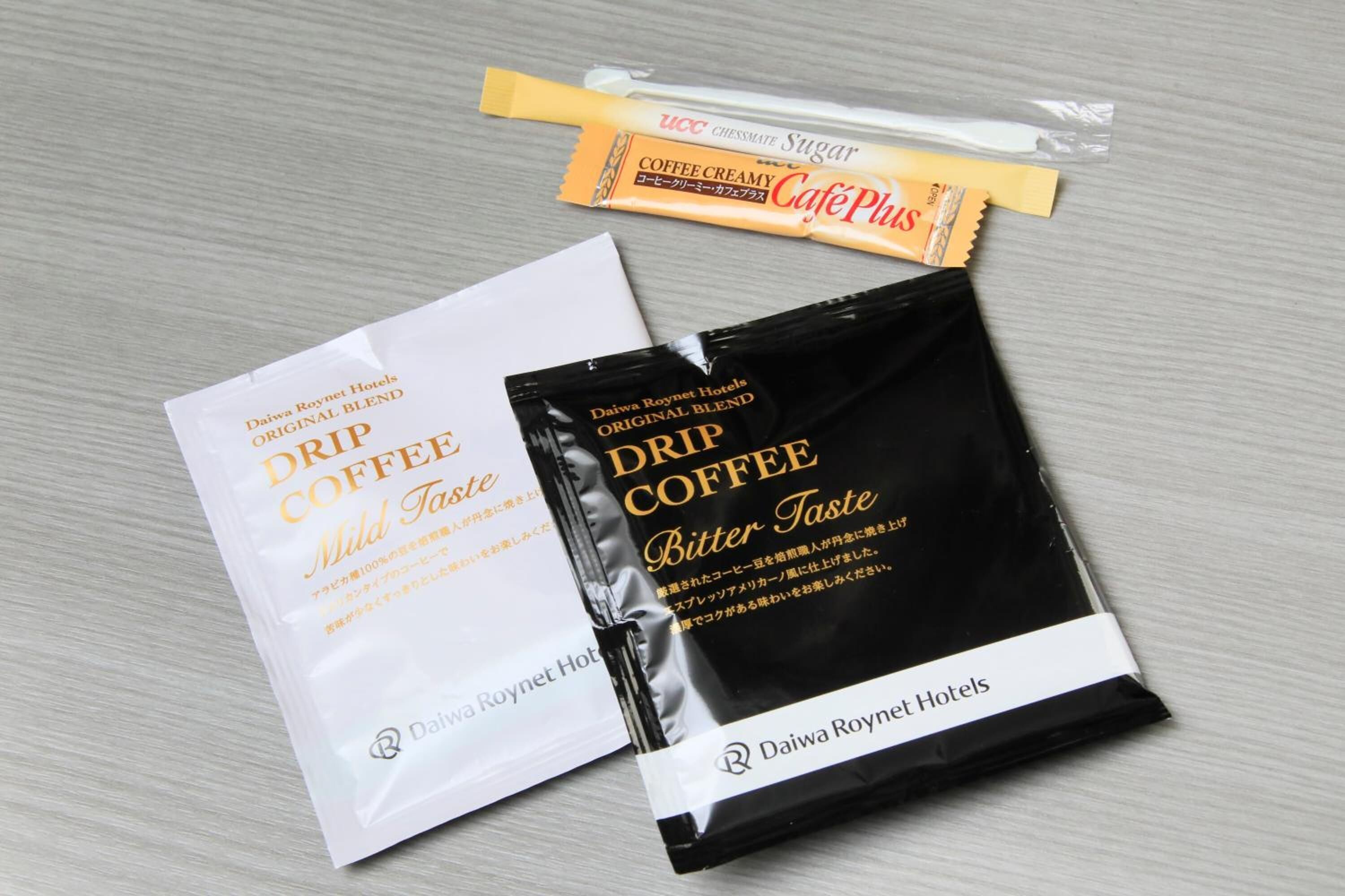 combined shower/bathtub, hair dryer, slippers, bidet