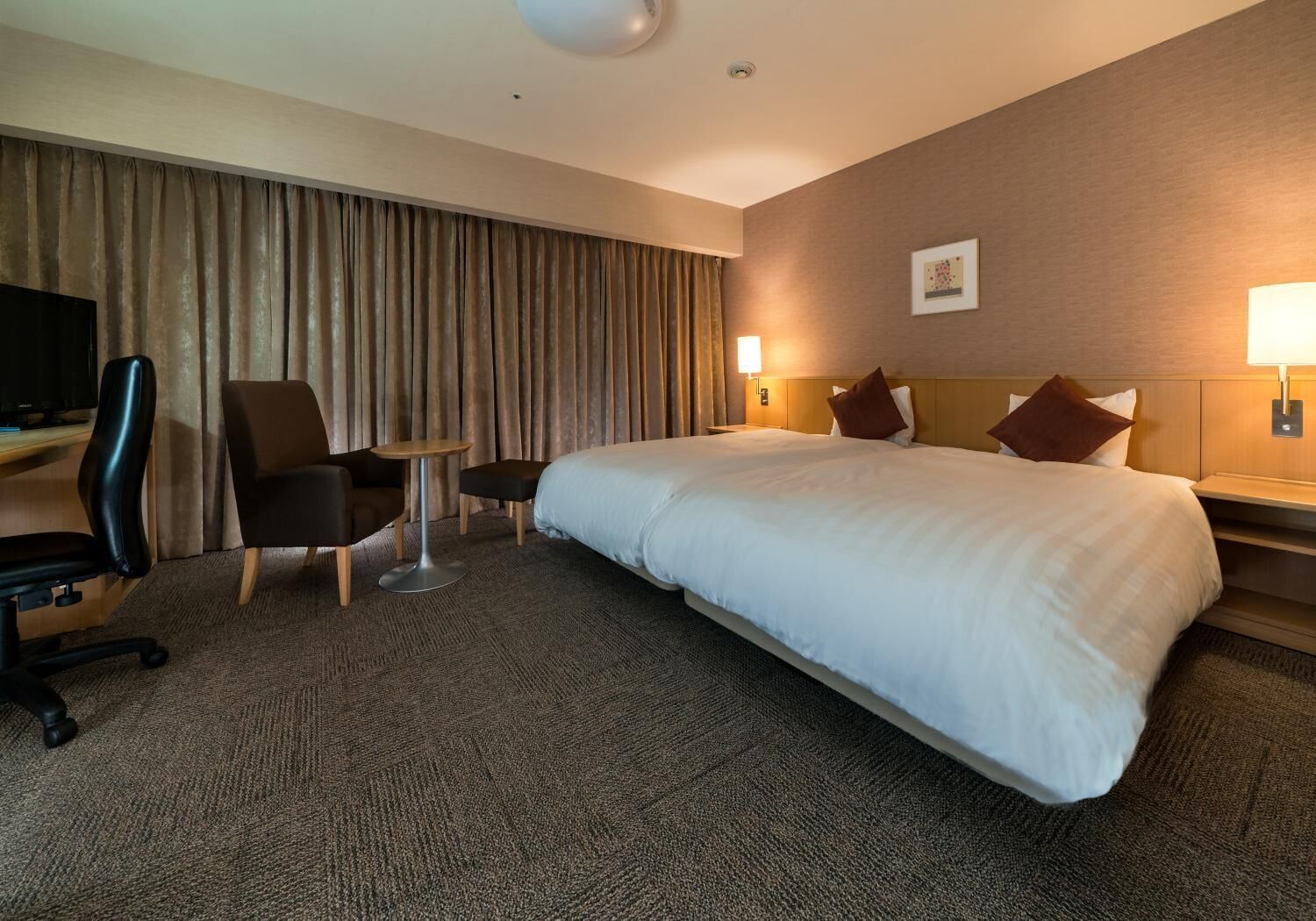 down duvets, in-room safe, desk, blackout curtains