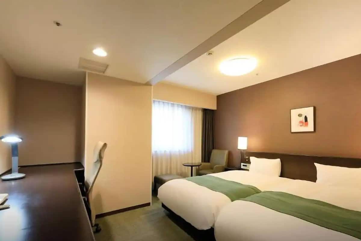 Escritorio, cortinas blackout y tabla de planchar con plancha