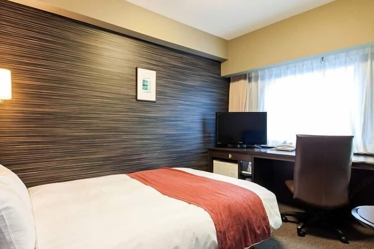 Down duvets, in-room safe, blackout curtains, iron/ironing board