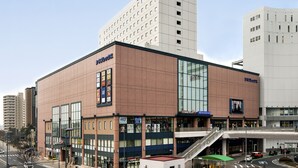 En moderne bygning med et tydeligt skilt for 'Hotel Kuroki'.