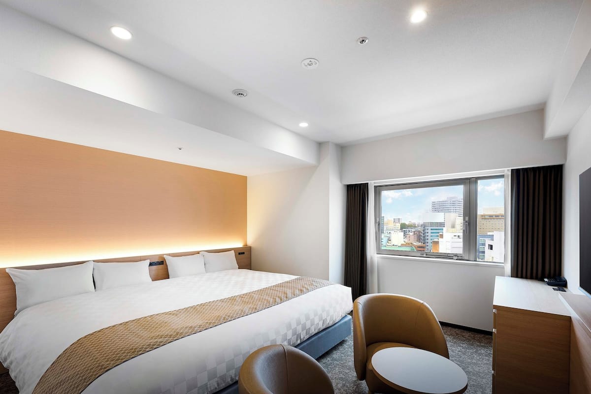 1 bedroom, down duvets, in-room safe, blackout curtains