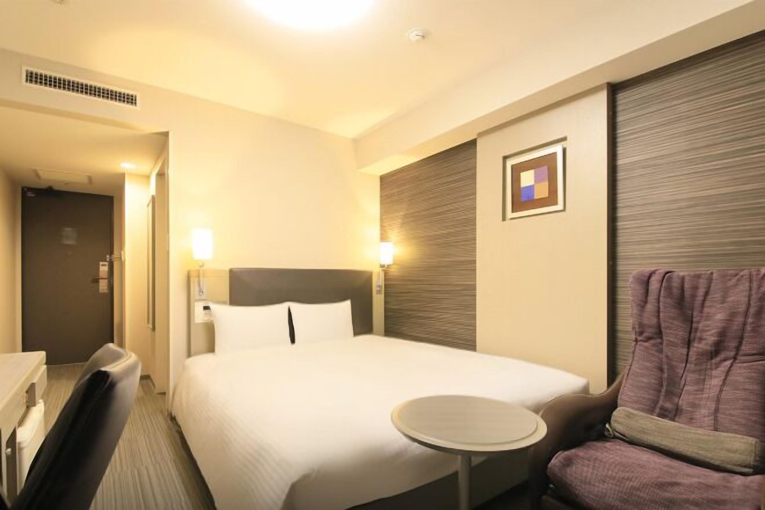 Bureau, rideaux d’obscurcissement, fer et planche à repasser