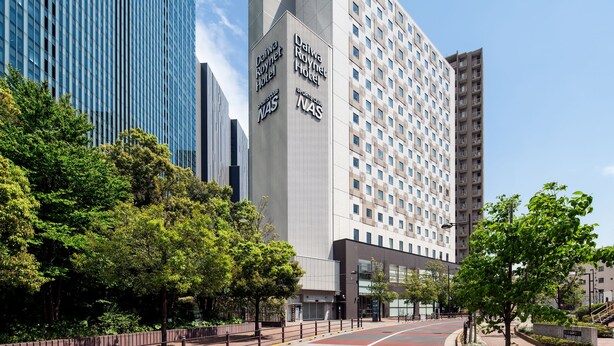 Un hôtel moderne, reconnaissable à son enseigne bien visible, portant le nom de Daiva Roynet.