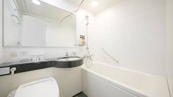 Combined shower/bathtub, free toiletries, hair dryer, slippers