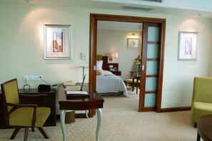 デラックス スイート | 客室内のダイニングエリア