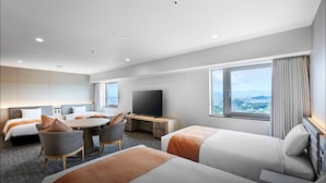 Une chambre d’hôtel moderne dotée d’un grand lit, d’un bureau, d’une télévision et offrant une vue sur la ville.