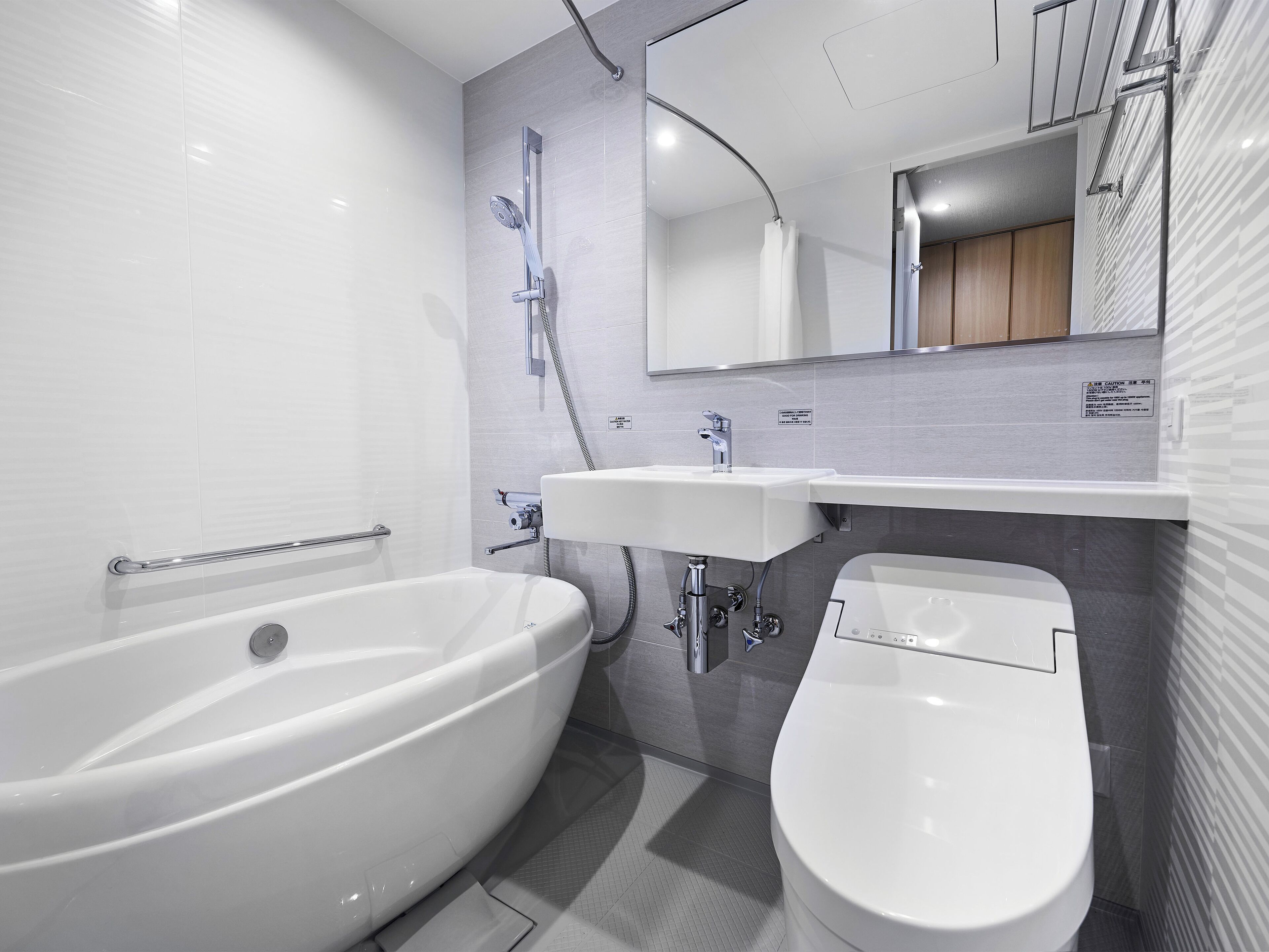 combined shower/bathtub, free toiletries, hair dryer, slippers