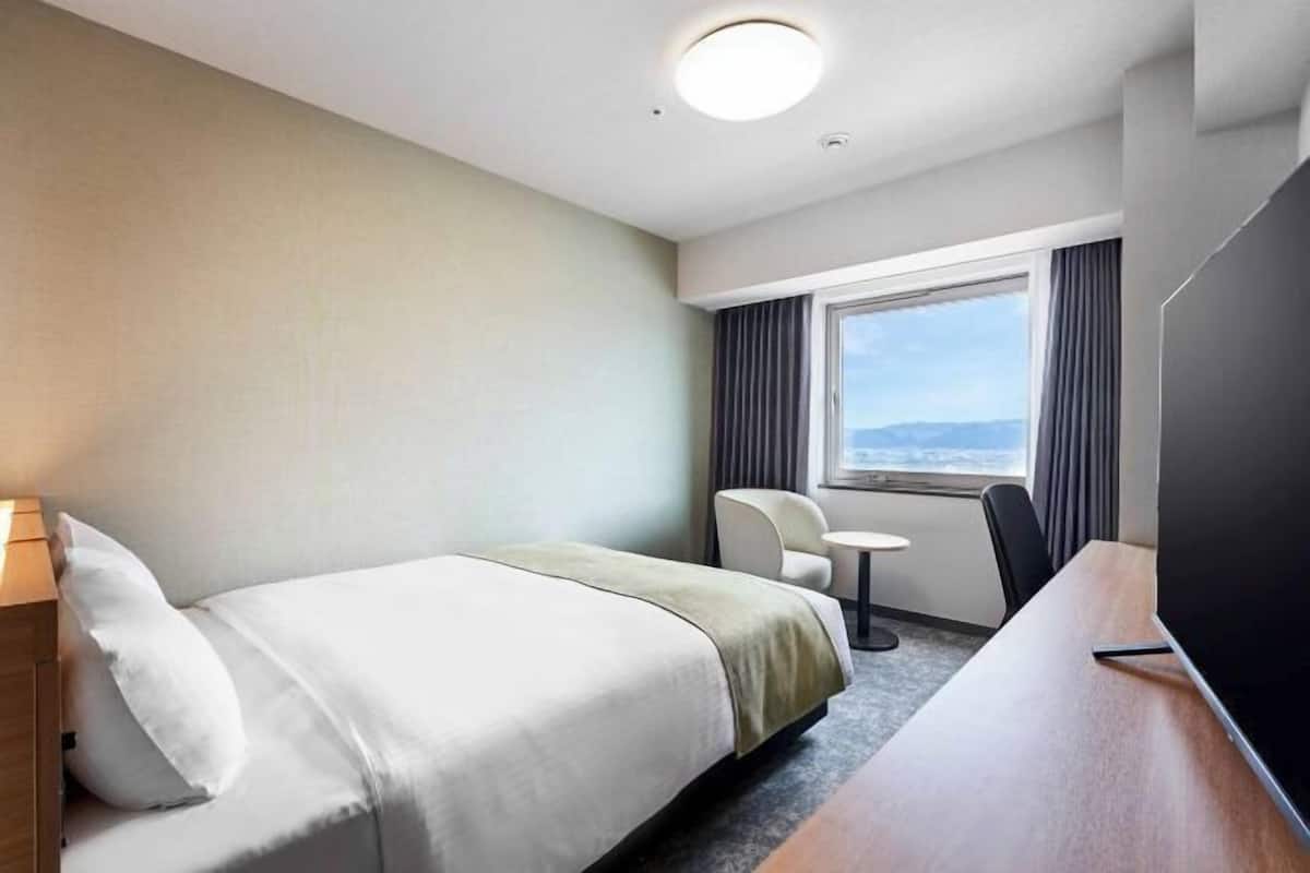 Premium bedding, in-room safe, desk, blackout drapes