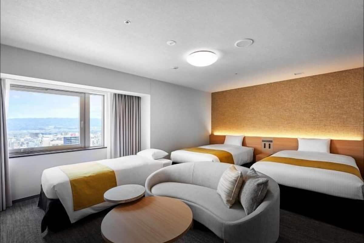 Premium bedding, in-room safe, desk, blackout drapes