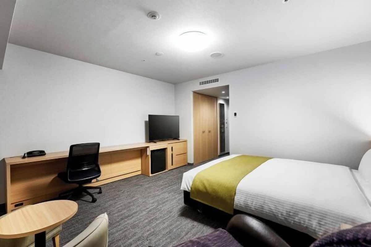 Premium bedding, in-room safe, desk, blackout drapes