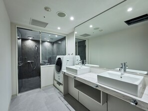 Combined shower/bathtub, free toiletries, hair dryer, slippers - Daiwa Roynet Hotel WAKAYAMA (Wakayama)