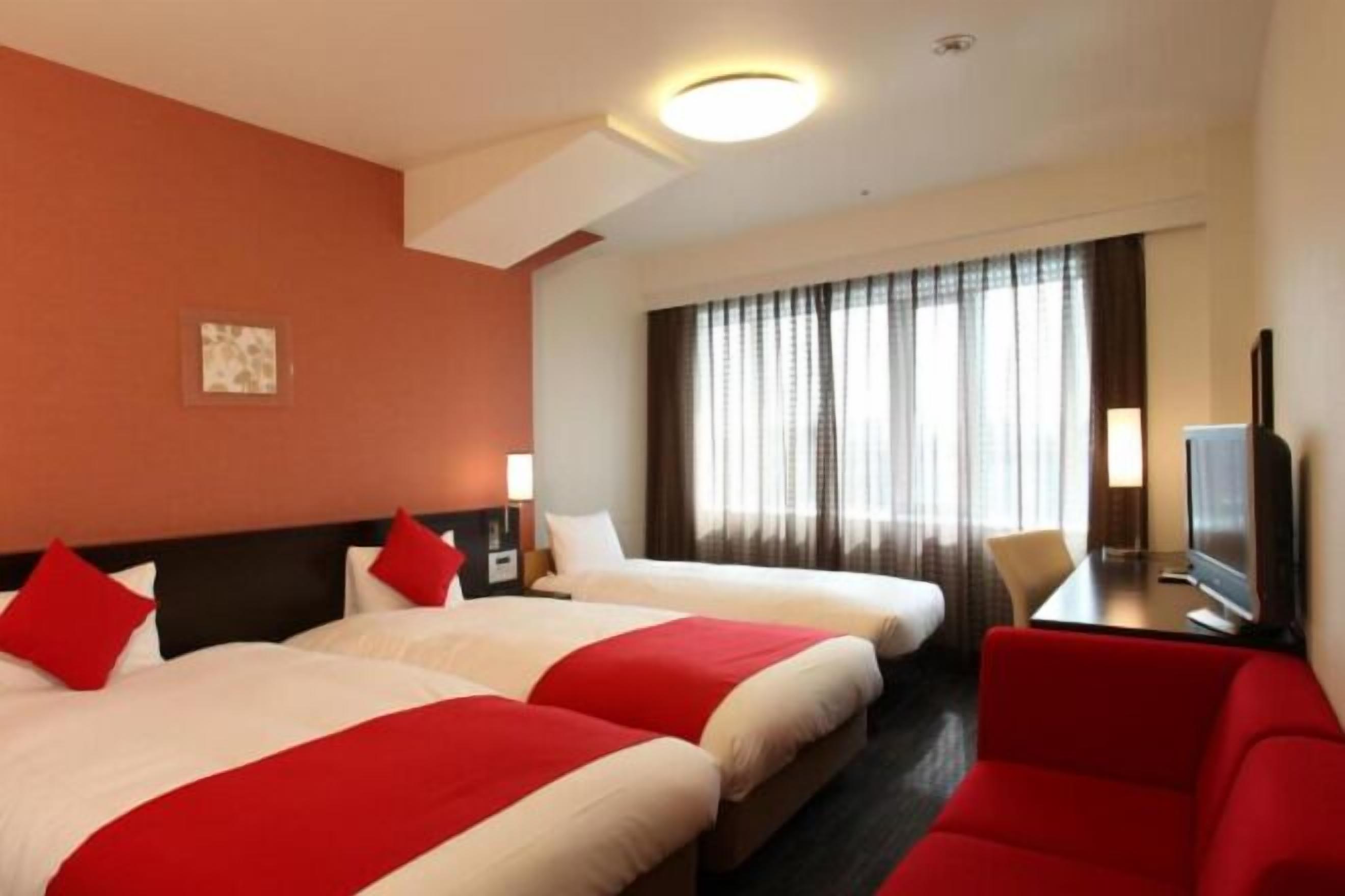 デスク、遮光カーテン、アイロン / アイロン台、WiFi (無料)