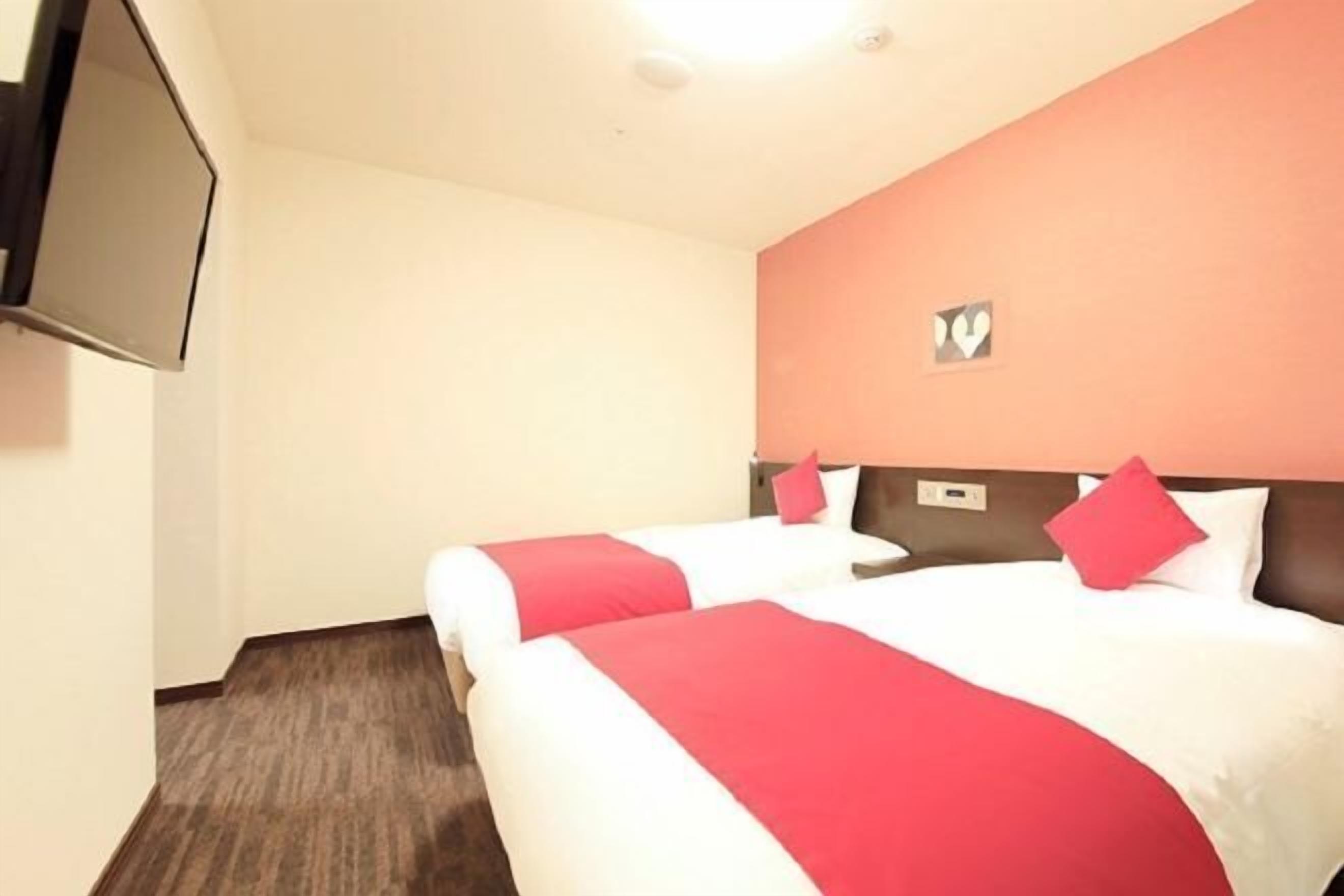 デスク、遮光カーテン、アイロン / アイロン台、WiFi (無料)