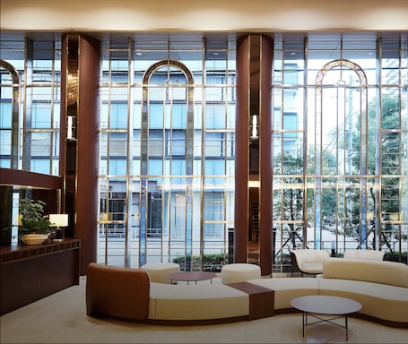 Lobby sitting area. Daiwa Roynet Hotel Yotsubashi