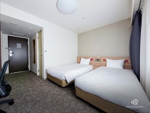 Down duvets, desk, laptop workspace, blackout curtains - Daiwa Roynet Hotel Yotsubashi (Osaka)