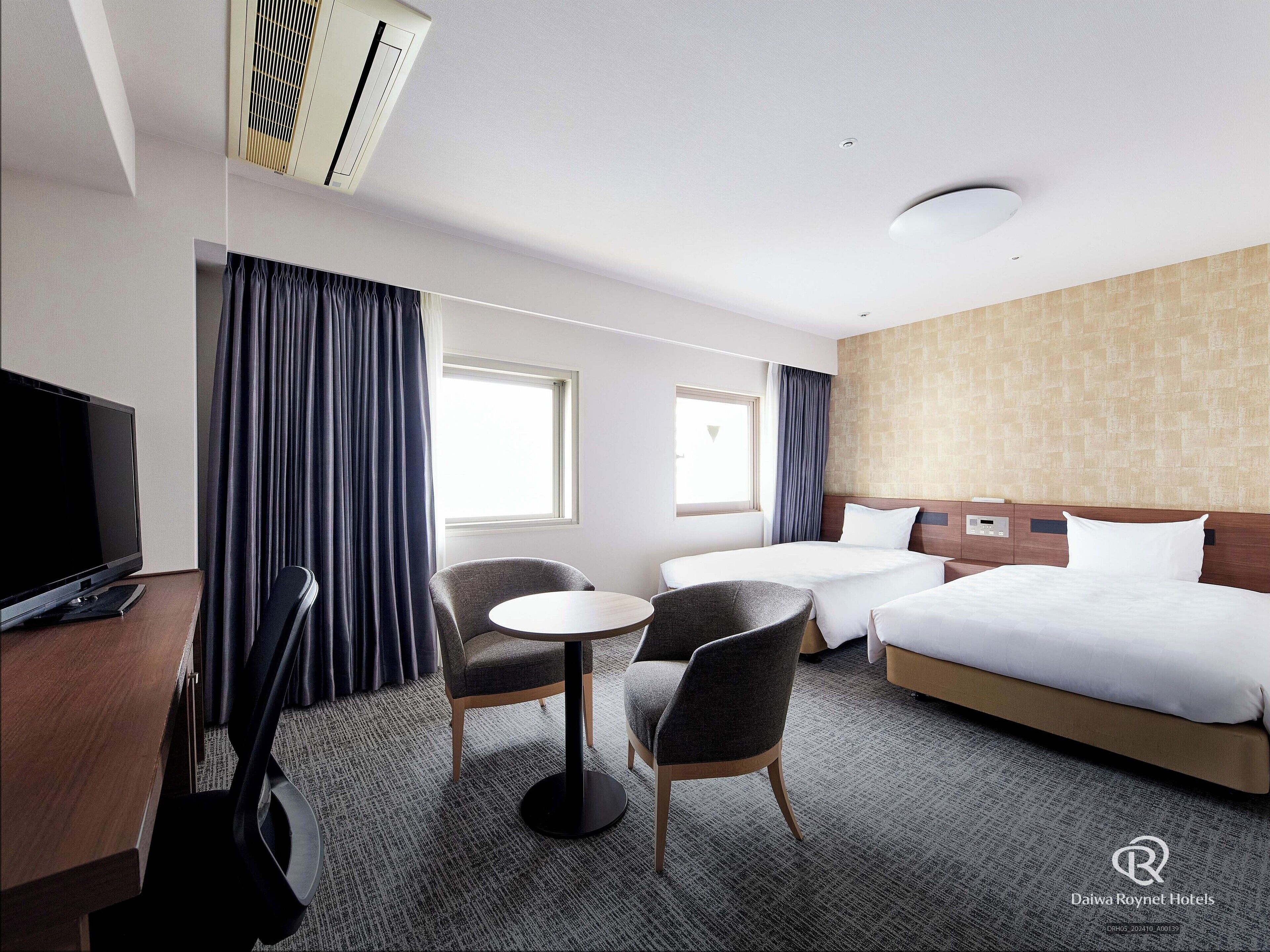 1 bedroom, down duvets, desk, laptop workspace