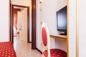 Habitación estándar con 1 cama doble o 2 individuales | Sala de estar | Una televisión LCD, un altavoz inteligente