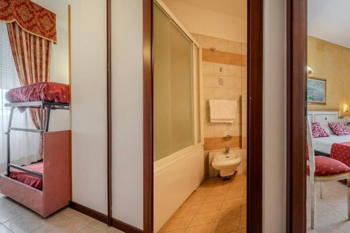 Junior Quadruple Room | Bar mini, peti besi dalam bilik, meja, ruang kerja komputer riba