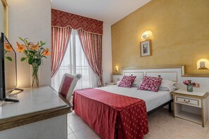 Minibar, caja de seguridad en la habitación y escritorio 