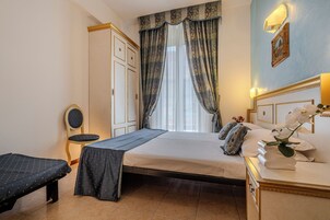 Minibar, caja de seguridad en la habitación y escritorio 