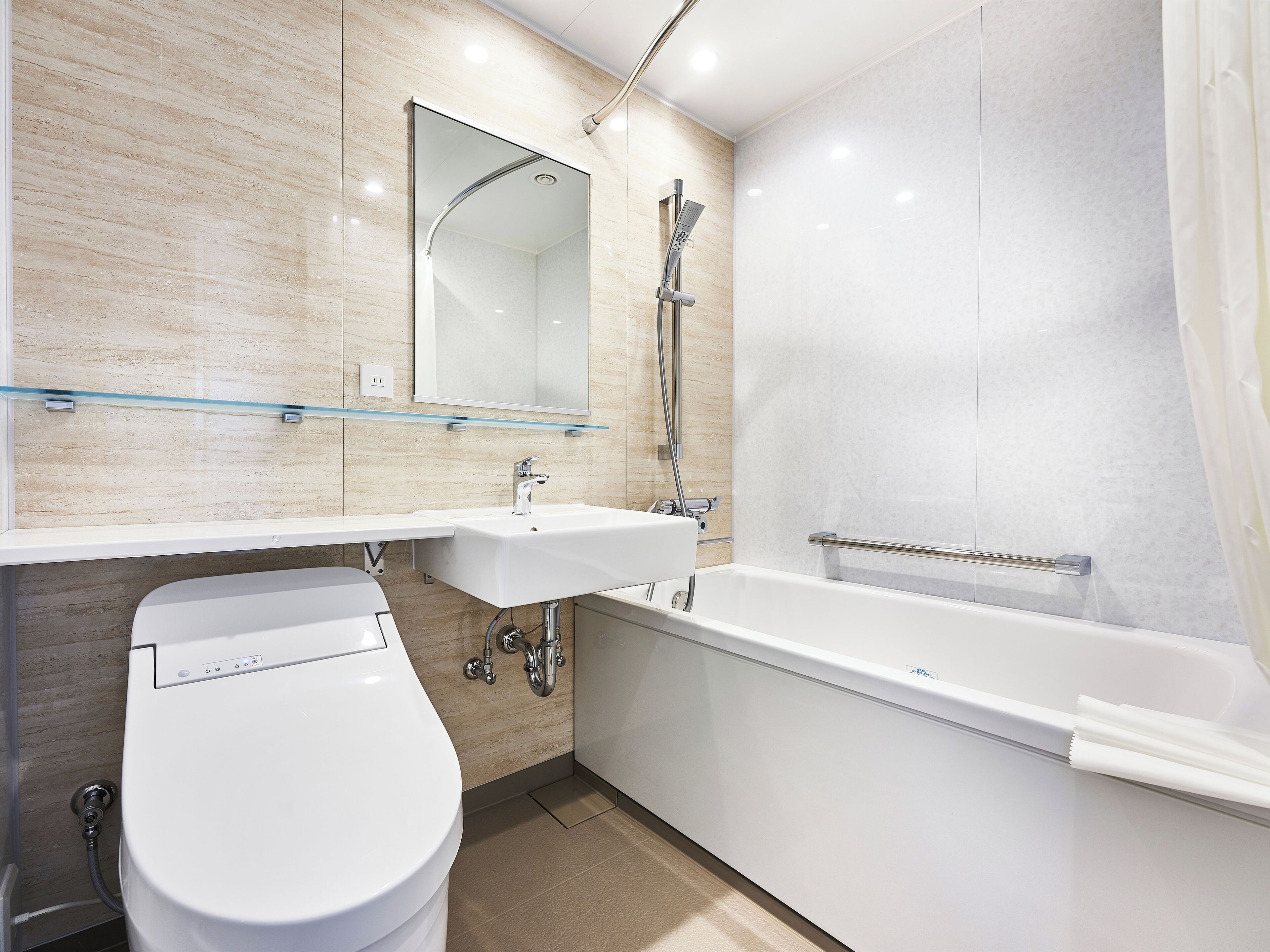 combined shower/bathtub, hair dryer, slippers, bidet