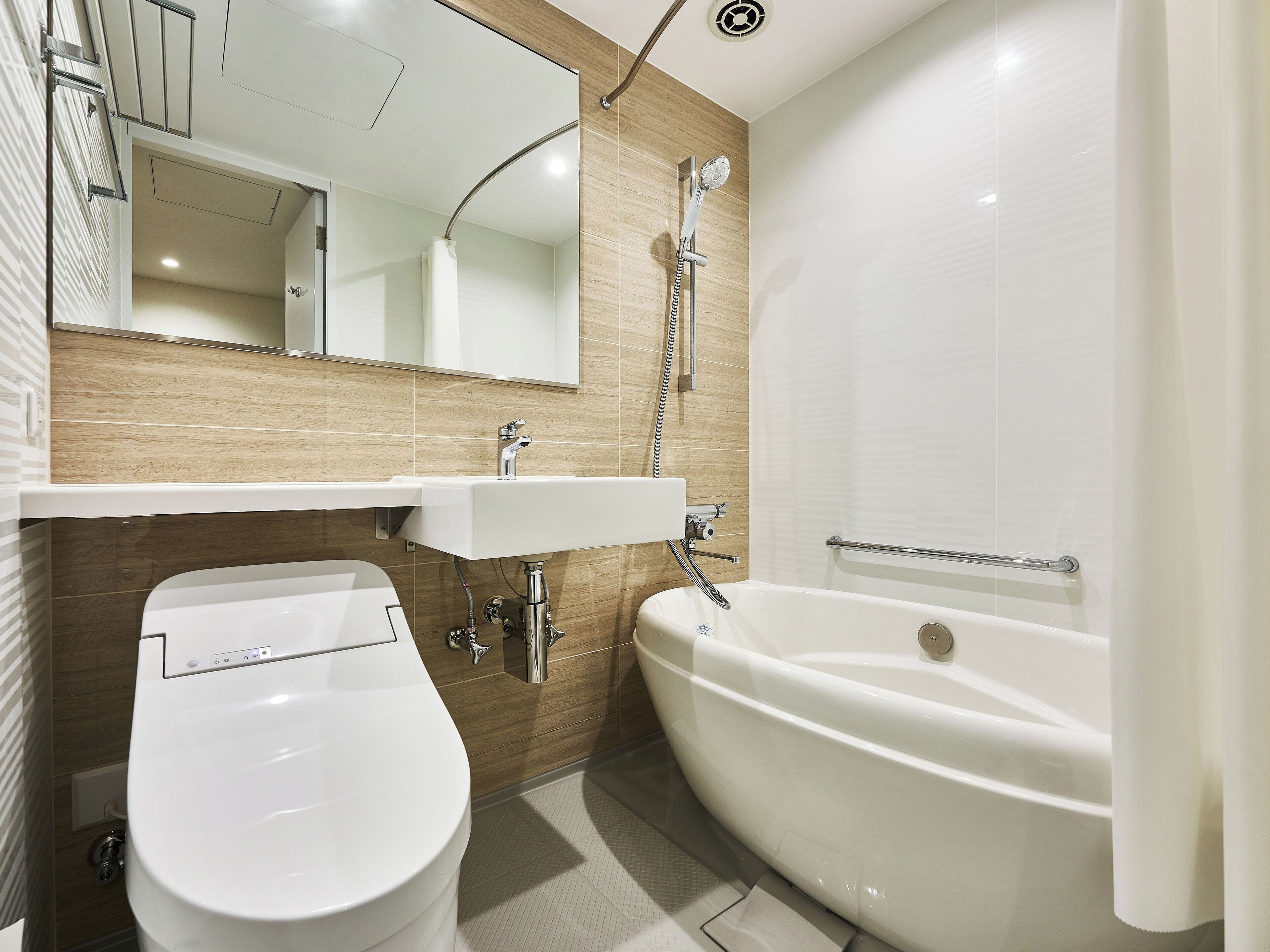 combined shower/bathtub, hair dryer, slippers, bidet