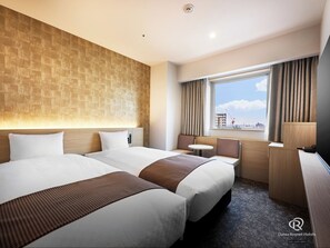 Edredón, caja de seguridad en la habitación y cortinas blackout