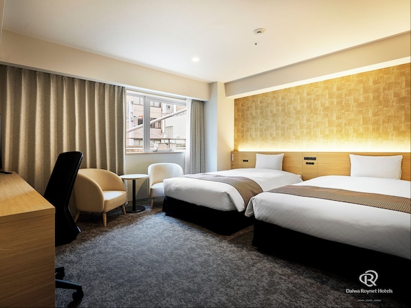 A hotel room with two beds, a desk, a chair, and a view of the city through the window. - Daiwa Roynet Hotel Gifu (Gifu)