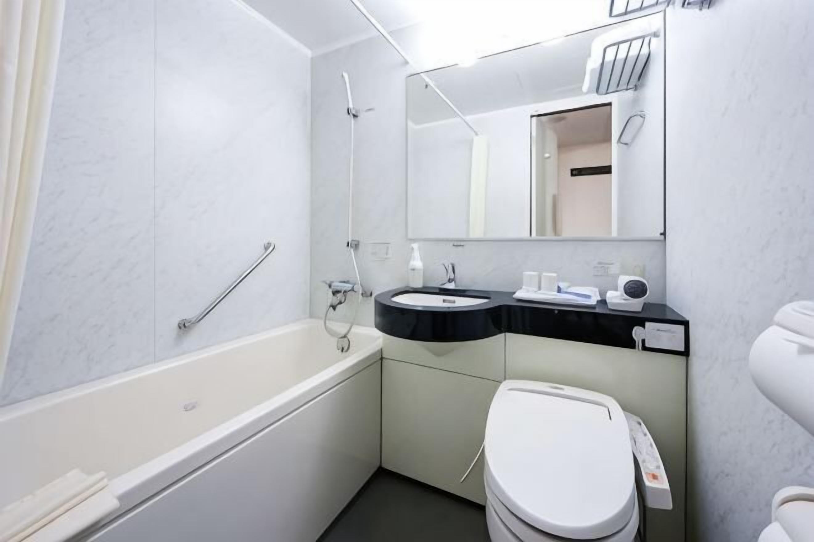 Ducha y bañera combinadas y artículos de higiene personal gratuitos