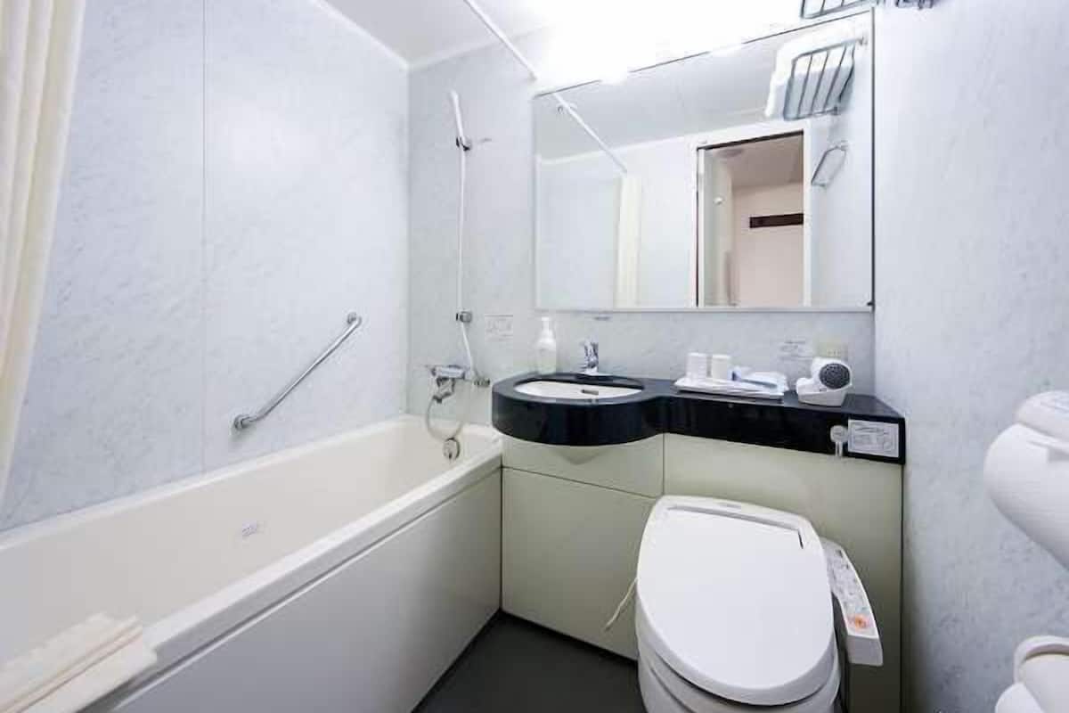 Duschwanne, kostenlose Toilettenartikel, Haartrockner, Hausschuhe