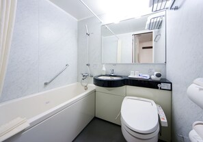 Combined shower/bathtub, free toiletries, hair dryer, slippers - Daiwa Roynet Hotel Kobe Sannomiya (Kobe)