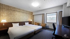 A hotel room with two beds, a desk, a chair, a TV, and a window with curtains. - Daiwa Roynet Hotel Kobe Sannomiya (Kobe)