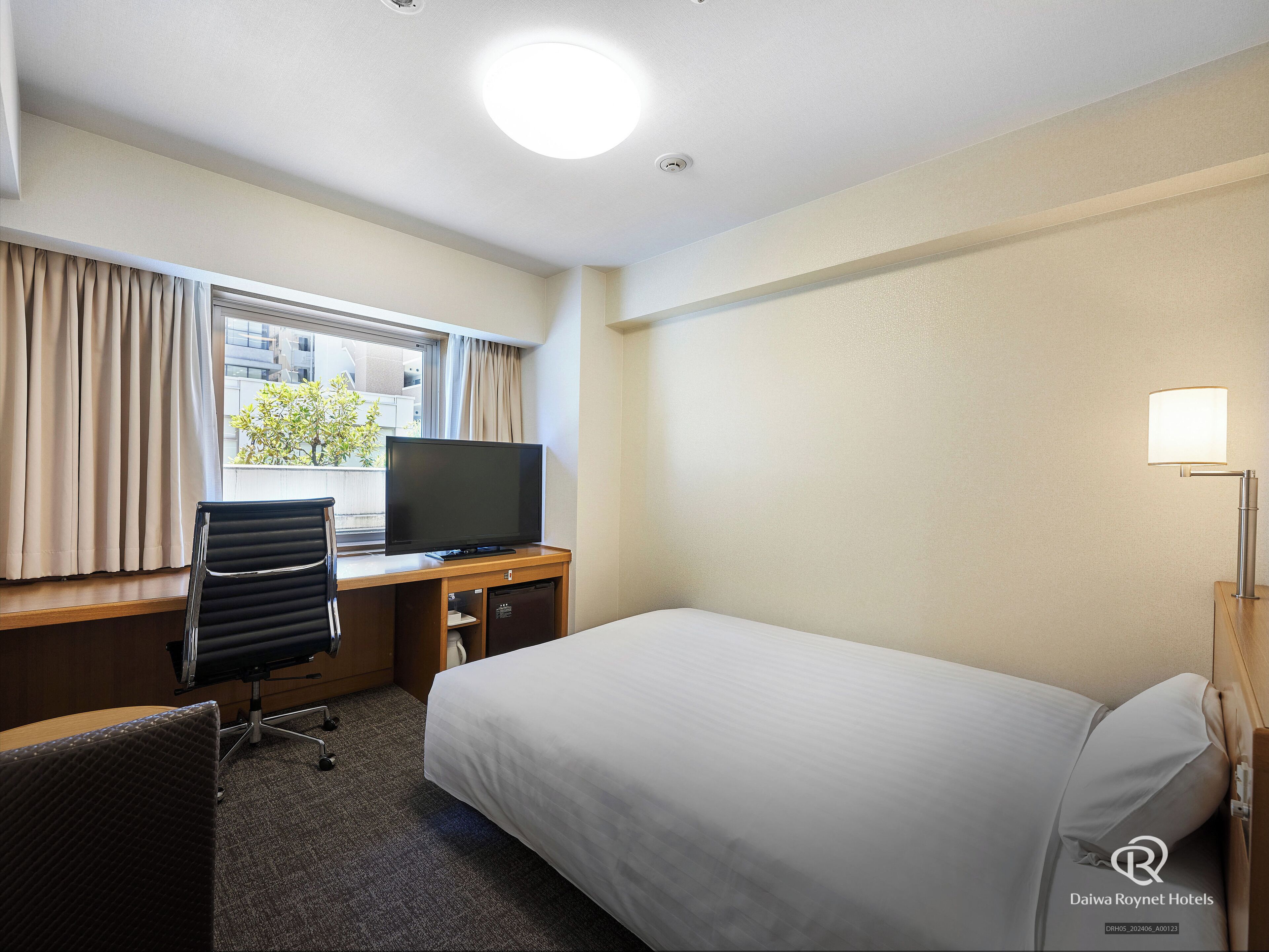 Schreibtisch, Verdunkelungsvorhänge, Bügeleisen/Bügelbrett