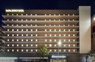 Un hotel de varios pisos con un letrero destacado que dice 'DAIWA ROYNET HOTEL'.