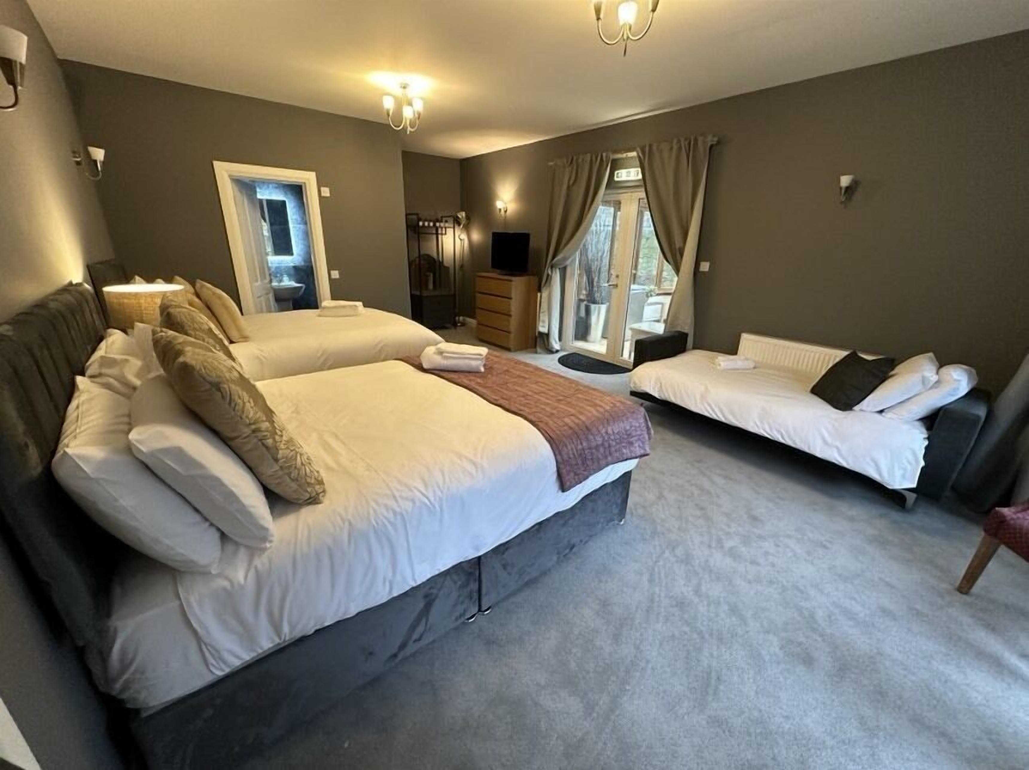 family room | 1 bedroom, in-room safe, individually decorated, individually furnished