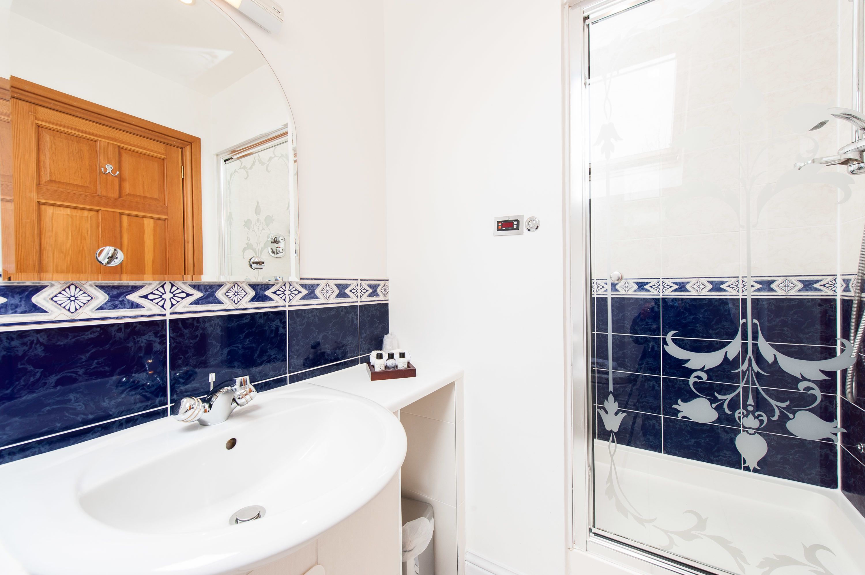 classic double room | bathroom | free toiletries, hair dryer, towels
