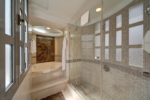 Balmoral Suite | Badkamer | Gratis toiletartikelen, een haardroger, pantoffels, handdoeken