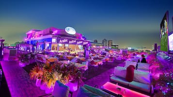 3 bars/lounges